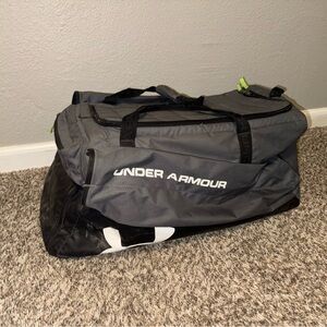 Under Armour  baseball/softball gear bag 4 bat pockets